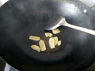 7、#感恩节食谱#   排骨藕汤,锅里放少量的油，将切片的生姜爆香。