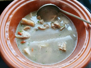 13、#感恩节食谱#   排骨藕汤,两小时后，肉香和藕的清香飘满整个屋子，汤好啦！加香葱，我还放了几颗枸杞做点缀。