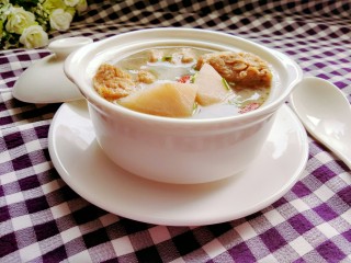 14、#感恩节食谱#   排骨藕汤,排骨炖的烂烂的，藕粉粉的甜甜的，汤很鲜喝起来热乎乎的暖暖的！好幸福呀！