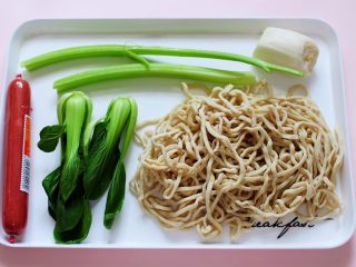 1、营养又养胃的快手火腿肠芹菜炒面,首先备齐炒面的食材。
