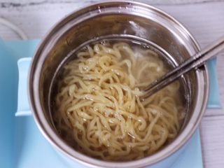 3、营养又养胃的快手火腿肠芹菜炒面,东菱DL-3405早餐机的汤锅加入适量清水煮沸后,把手擀面煮熟后,过冷水后沥干水分备用。