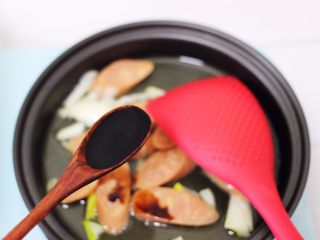 6、营养又养胃的快手火腿肠芹菜炒面,这个时候加入生抽调色。