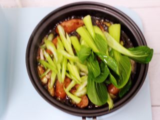 8、营养又养胃的快手火腿肠芹菜炒面,加入切好的芹菜丝和小油菜。