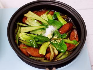 12、营养又养胃的快手火腿肠芹菜炒面,最后加入花椒粉后,继续用锅铲把所有食材和调料翻炒均匀。