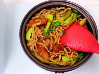 14、营养又养胃的快手火腿肠芹菜炒面,大火翻炒至所有的食材搅拌均匀后即可关火。