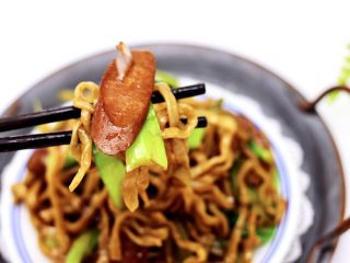 17、营养又养胃的快手火腿肠芹菜炒面,来一张图片诱惑你。