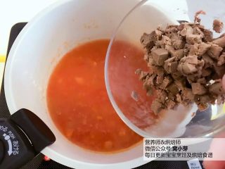 5、宝宝辅食：番茄鸡肝/猪肝汤,煮开，倒入步骤3中准备好的鸡肝/猪肝丁。