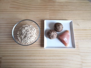 1、香菇鸡肉燕麦粥,将鸡胸肉和香菇洗净。