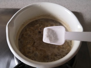 8、香菇鸡肉燕麦粥,加入食用盐。