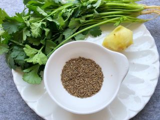 2、孜然牛肉,孜然3g，生姜8g，香菜20g