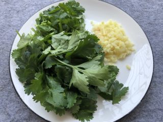 5、孜然牛肉,生姜切末，香菜切寸段