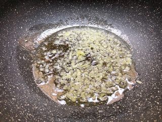 6、孜然牛肉,热锅放适量油，放入姜末爆香