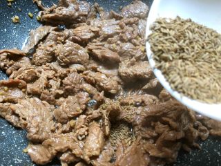 11、孜然牛肉,汤汁焖干以后，放入孜然翻炒均匀