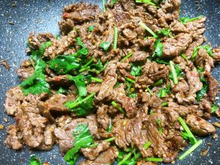 14、孜然牛肉,翻炒均匀即可出锅
