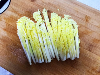 4、酸辣娃娃菜,娃娃菜切成条