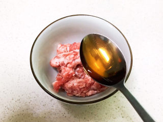 5、酸辣娃娃菜,猪肉末加入料酒