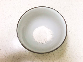 8、酸辣娃娃菜,碗里加入玉米淀粉