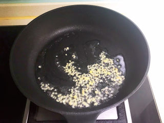 11、酸辣娃娃菜,加入姜末炒出香味