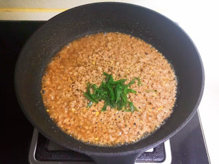 14、酸辣娃娃菜,加入葱末