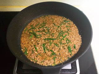 15、酸辣娃娃菜,翻炒均匀即可关火