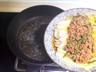 21、酸辣娃娃菜,把蒸娃娃菜盘子里面的汤汁倒入炒锅