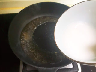 22、酸辣娃娃菜,加入3勺陈醋，加入精盐，倒入水淀粉