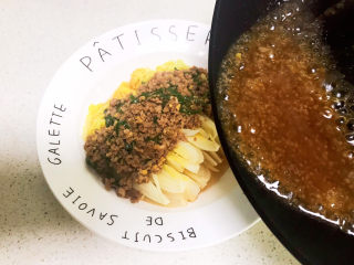 24、酸辣娃娃菜,把调好汤汁的汤汁浇在娃娃菜上即可