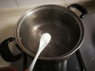 7、蒜泥拌西兰花,锅中放入适量清水烧开放入一小勺盐,可以滴几滴食用油