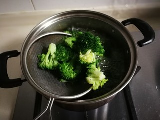 8、蒜泥拌西兰花,放入西兰花烧开继续烧一分钟捞出来放入盘中