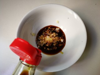 9、蒜泥拌西兰花,碗中放入蒜泥,一勺生抽