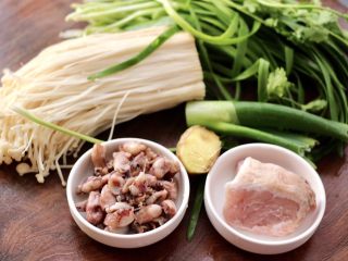 1、肉丁金针菇鱿鱼饺子,首先备齐所有的食材，韭菜和香菜摘洗干净。