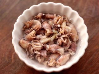 2、肉丁金针菇鱿鱼饺子,鱿鱼干提前用温水浸泡至软。