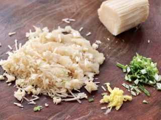 3、肉丁金针菇鱿鱼饺子,金针菇洗净后去根切碎，葱姜切碎。