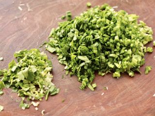 4、肉丁金针菇鱿鱼饺子,洗净的韭菜和香菜用刀切碎。