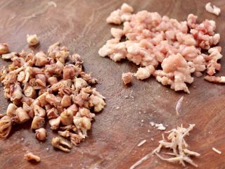 5、肉丁金针菇鱿鱼饺子,猪肉用刀切成小丁，泡好的鱿鱼也切成小丁。