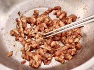 7、肉丁金针菇鱿鱼饺子,把所有的调料混合拌匀。