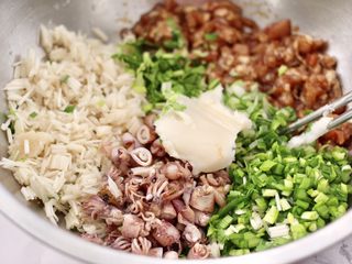 9、肉丁金针菇鱿鱼饺子,这个时候加入猪油。