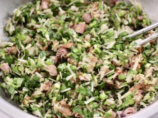 10、肉丁金针菇鱿鱼饺子,把所有的食材混合，顺时针方向搅拌均匀。