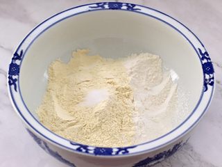 11、肉丁金针菇鱿鱼饺子,面盆里，加入玉米面和麦芯粉，2克盐。