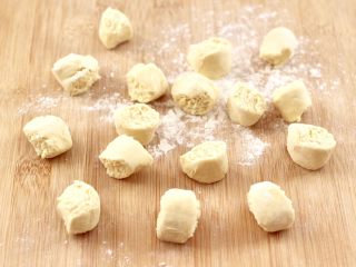 13、肉丁金针菇鱿鱼饺子,静置好的面团揉匀搓成长条，用手揪成大小一致的剂子。