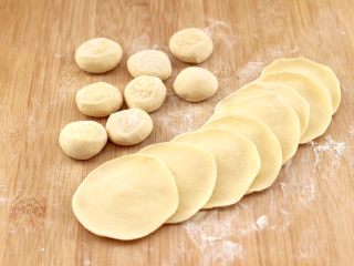 14、肉丁金针菇鱿鱼饺子,摁扁，用擀面杖擀成圆形薄面皮。