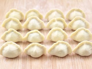 16、肉丁金针菇鱿鱼饺子,包成自己喜欢的模样即可，依次包完所有的饺子。