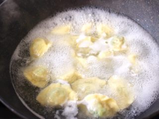 17、肉丁金针菇鱿鱼饺子,锅中倒入适量的清水烧开，放入包好的饺子，大火煮沸后点少许清水，反复3次，看见所有的饺子都漂浮在水面上即可关火。