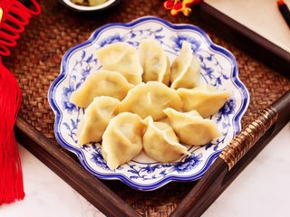 18、肉丁金针菇鱿鱼饺子,鲜美无比又营养丰富的肉丁金针菇鱿鱼饺子出锅咯。