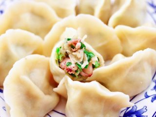 19、肉丁金针菇鱿鱼饺子,吃上一口超级满足呀，我家老公一口气吃了两盘还意犹未尽呢。