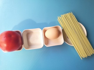 1、#宝宝辅食#西红柿鸡蛋拌面,食材准备好,来个集体照