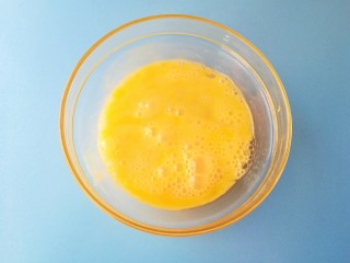 6、#宝宝辅食#西红柿鸡蛋拌面,将鸡蛋打散成蛋液