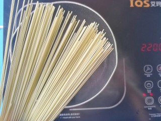 8、#宝宝辅食#西红柿鸡蛋拌面,水底冒气泡下细面煮3分钟出锅