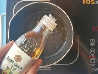 10、#宝宝辅食#西红柿鸡蛋拌面,起锅倒入黑芝麻牛油果油