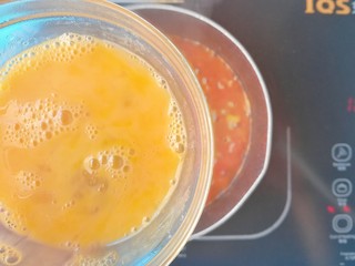 12、#宝宝辅食#西红柿鸡蛋拌面,倒入蛋液搅拌均匀